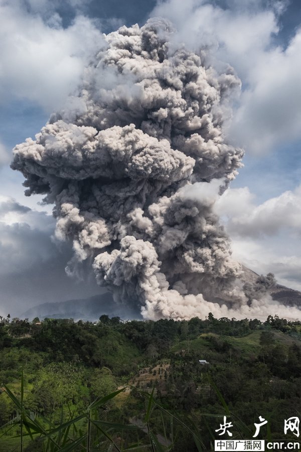 印尼锡纳朋火山喷发 火山灰覆盖周围村庄