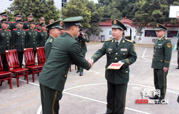 与中队负责人握手并送上慰问金