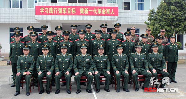 与中队官兵合影留念