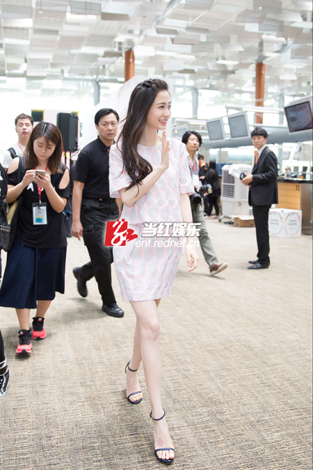 baby和大家微笑打招呼