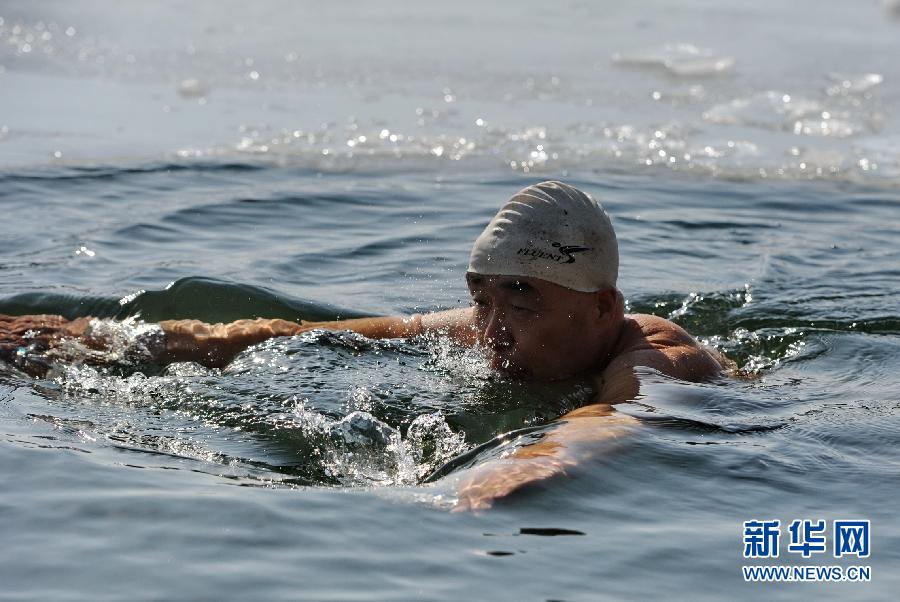 吉林市七旬老人20载冬泳挑战“南极岛”