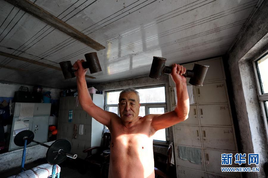 吉林市七旬老人20载冬泳挑战“南极岛”