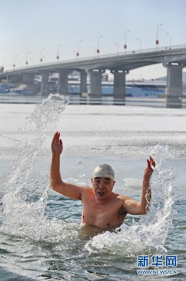 吉林市七旬老人20载冬泳挑战“南极岛”