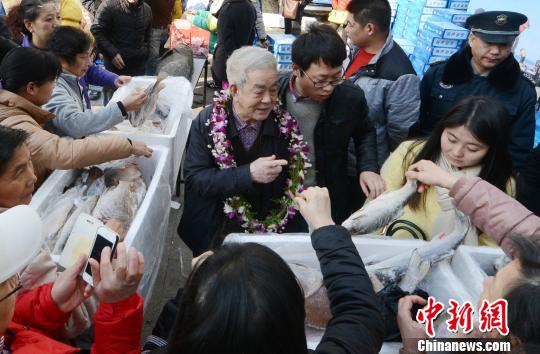 福建82岁退休教授戍边南海三沙卖“爱国鱼”(图)