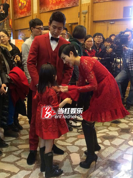 陆毅一家春晚彩排照