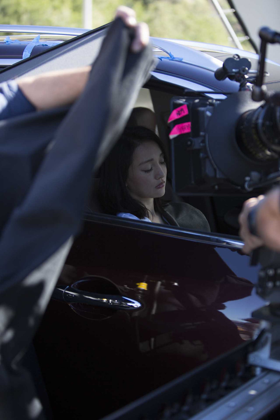 周迅趁休息在车中小憩