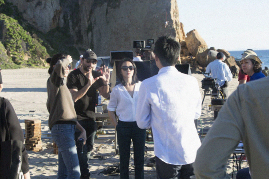 周迅夫妻认真听导演讲戏