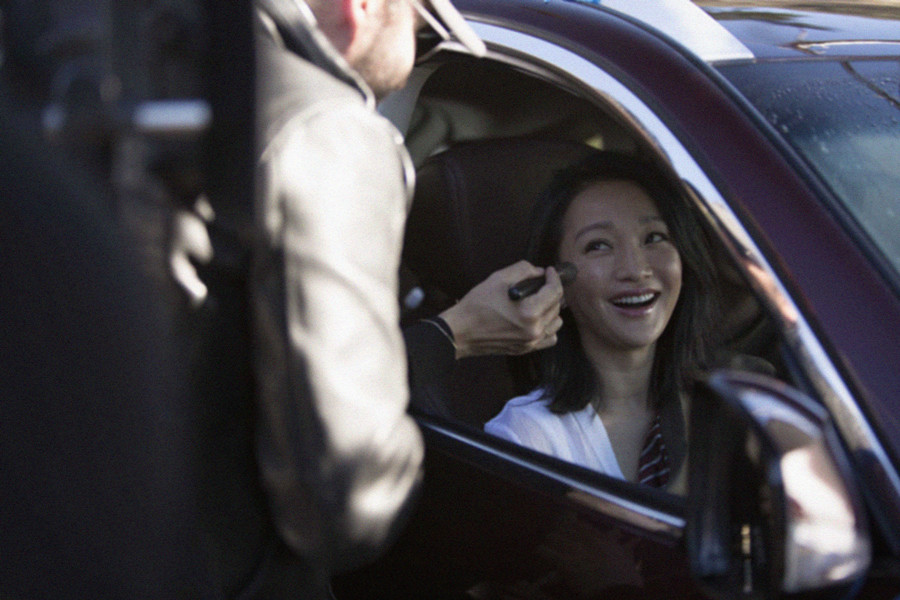 周迅拍摄现场心情大好