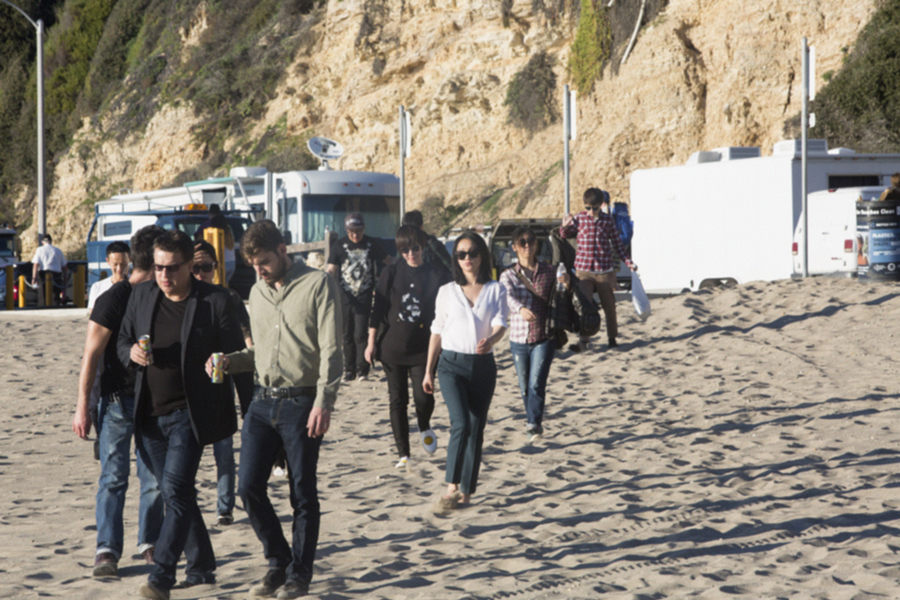 周迅现身拍摄片场