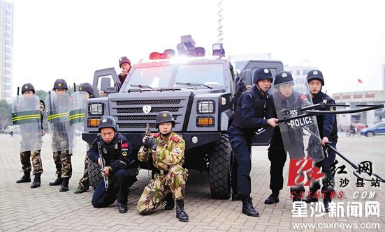 长沙县公安局新添防暴装甲车助力春节安保