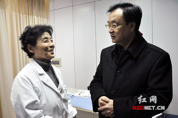 湖南省副省长李友志在省妇幼保健院看望慰问一线医护人员。