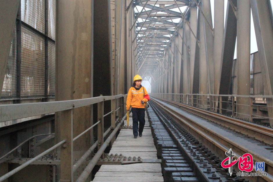 90后美女桥隧看守工的春运(组图)