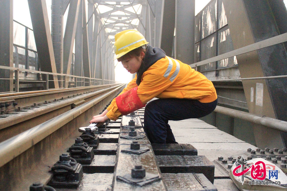 90后美女桥隧看守工的春运(组图)