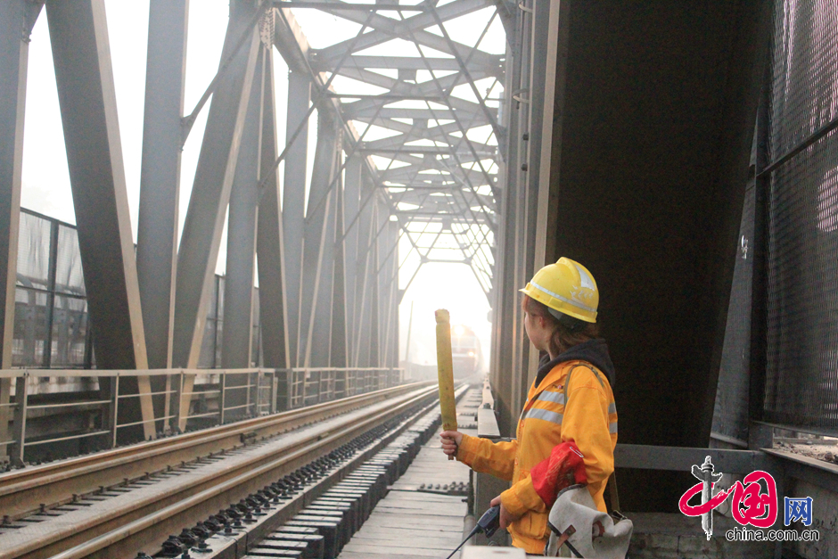 90后美女桥隧看守工的春运(组图)