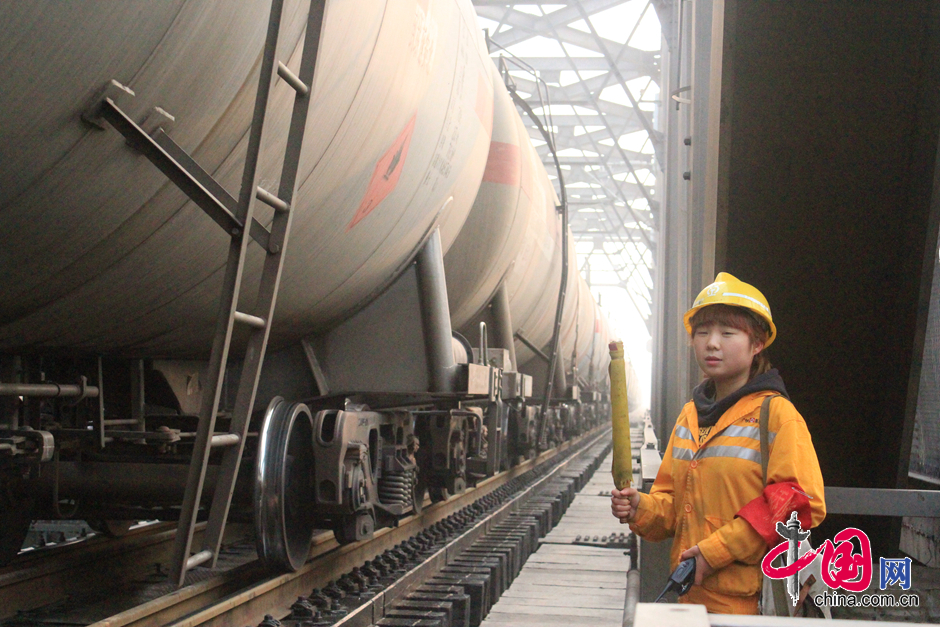 90后美女桥隧看守工的春运(组图)