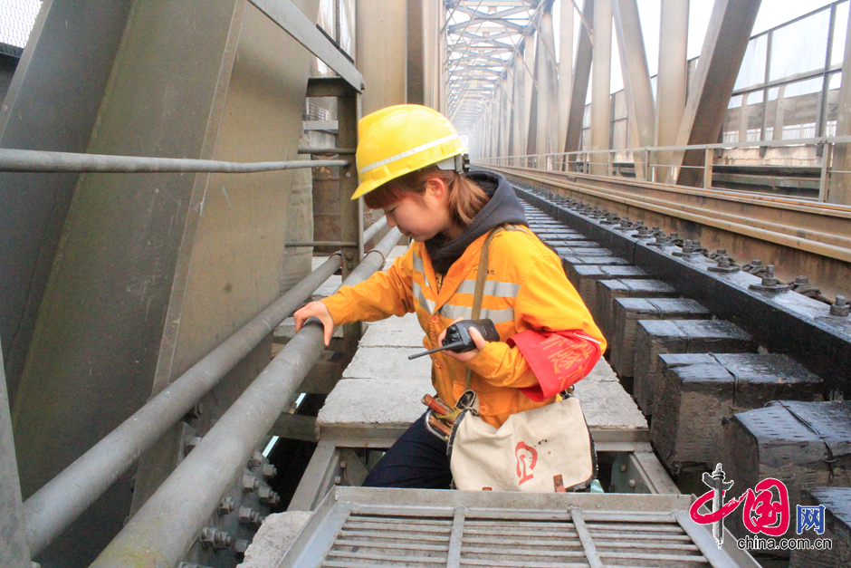 90后美女桥隧看守工的春运(组图)