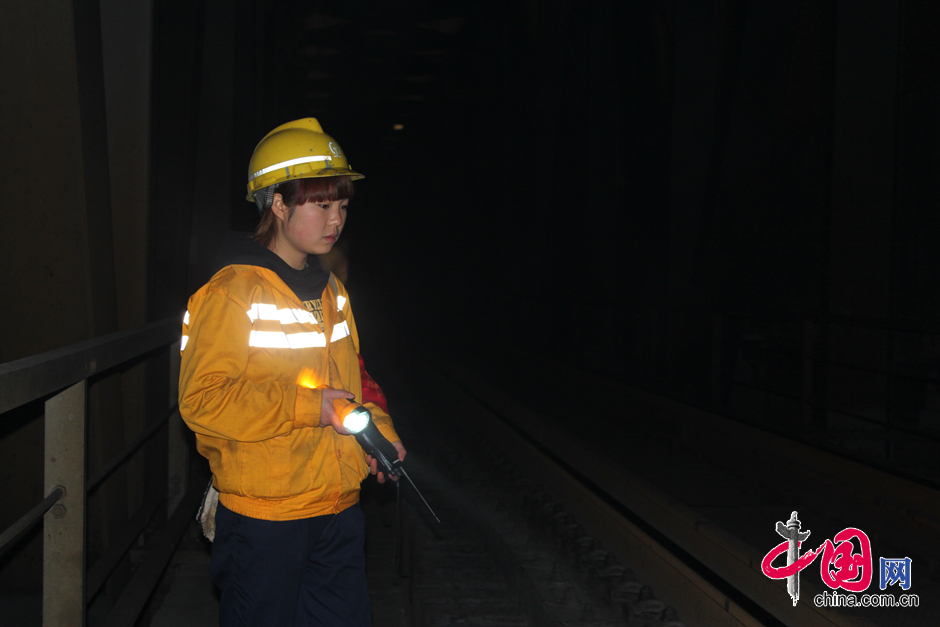 90后美女桥隧看守工的春运(组图)