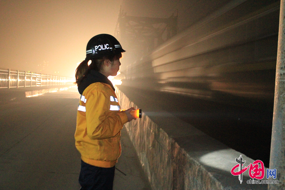 90后美女桥隧看守工的春运(组图)