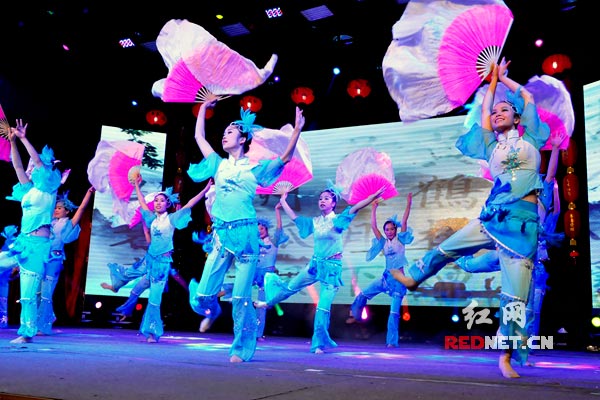 歌伴舞《共圆中国梦》。
