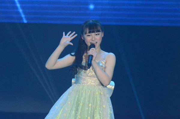 图为徐黄丽倾力助阵“未来歌星”2015迎春演唱会并献歌