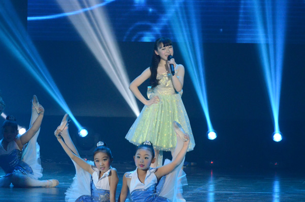 图为徐黄丽倾力助阵，快乐天使艺术中心孩子们伴舞