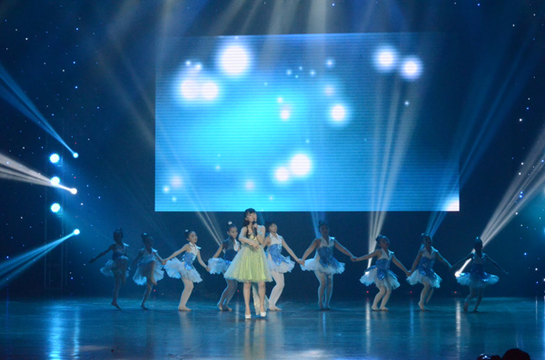 图为徐黄丽倾力助阵，快乐天使艺术中心孩子们伴舞