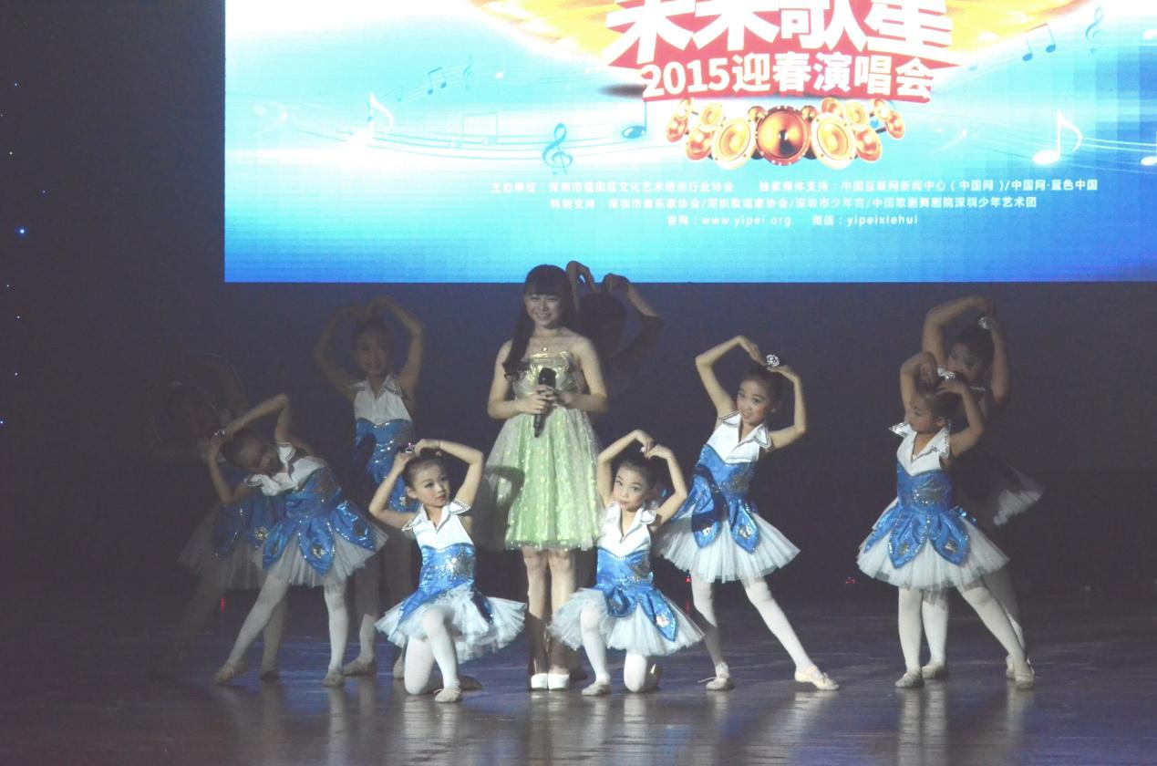 图为徐黄丽倾力助阵，快乐天使艺术中心孩子们伴舞
