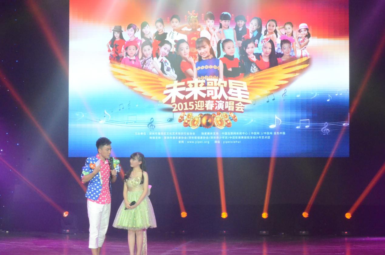 图为徐黄丽接受电视台主持人简短采访