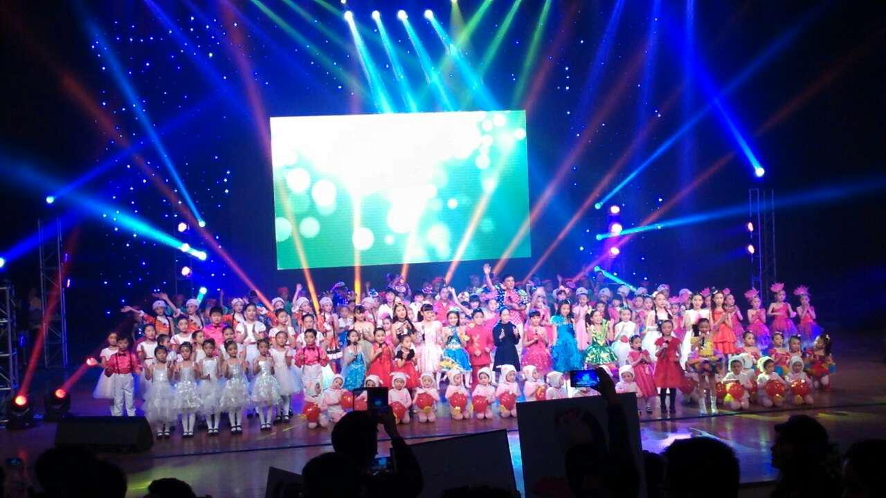 图为未来歌星2015迎春演唱会上童星徐黄丽倾力助阵——大合影