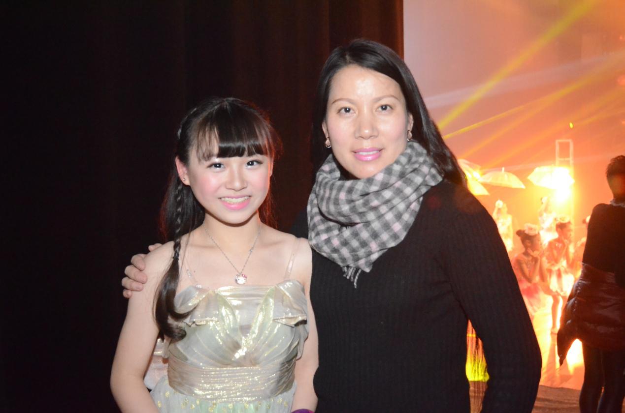 图为徐黄丽与声乐老师孙琪在后台合影