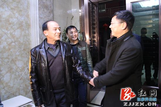 慈利县委书记邱初开挥毫送春联 墨香四溢暖民心
