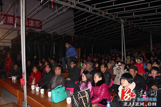 慈利县茶庵村首届农民春晚开锣迎春