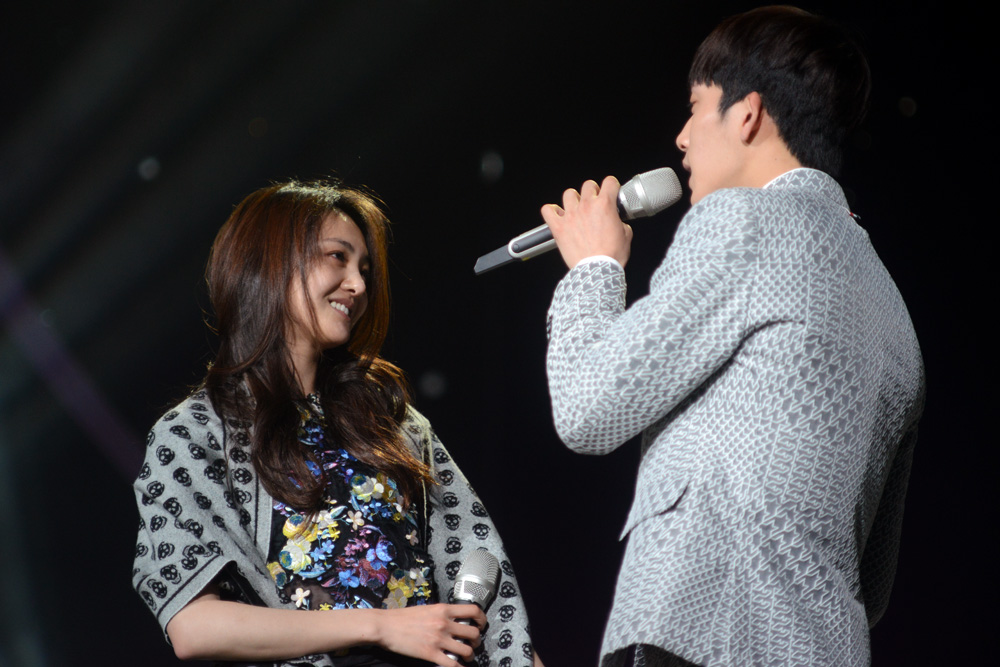 郑爽井柏然幕后分离台前合 芒果春晚情侣档亮点多