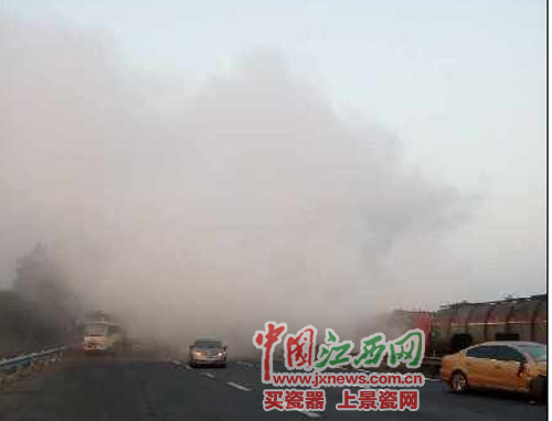 沪昆高速两车追尾致危化品泄漏浓烟酿事故（图）