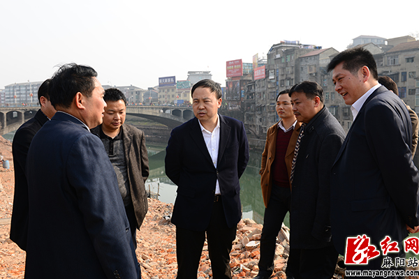 李卫林、李仕忠一行查看县城防洪堤四期工程
