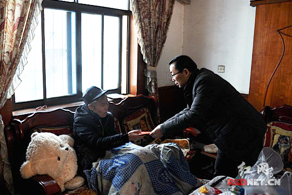 怀化市鹤城区国税局领导走访慰问困难老党员。