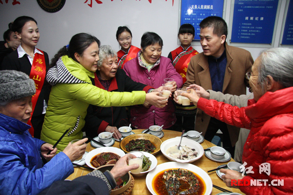 长沙芙蓉区宝南街社区的孤寡老人在瑶族山寨爱心志愿者的陪伴下欢度小年。