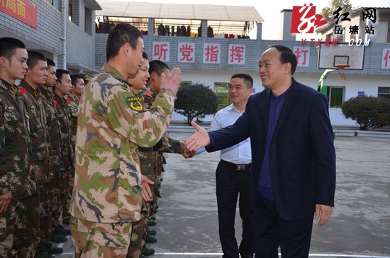 春节将至 孙银生、王永红给部队官兵送祝福