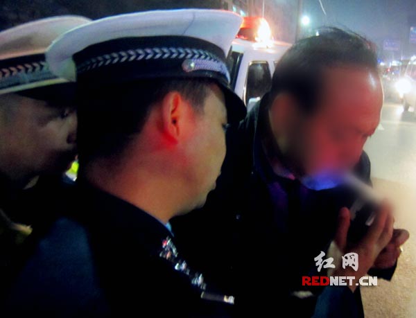 2月12日晚，民警在金田路对驾驶员进行酒精测试