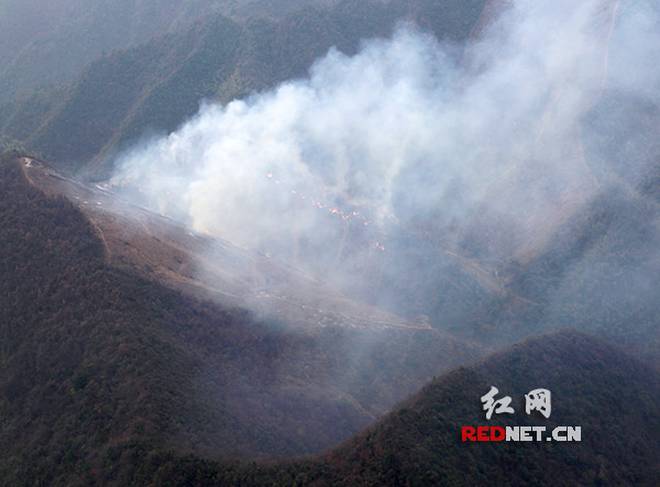 今年2月12日湖南省森林消防航空护林站巡航的米171型直升飞机拍摄到的湖南某县山地烧荒的现场照片。