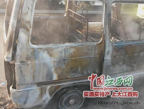 沪昆高速一面包车突起火 瞬间只剩车架