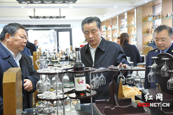 （湖南省副省长戴道晋[左二]在高桥大市场酒店用品城视察。