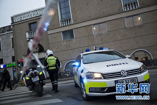 2月14日，在丹麦首都哥本哈根，警察在枪击现场附近执勤。