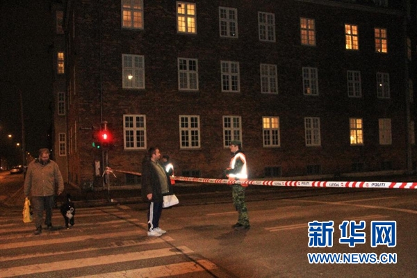 2月14日，在丹麦首都哥本哈根，士兵在警戒线旁执勤。新华社记者 石寿河 摄
