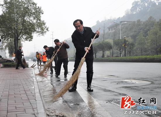 张家界：“城市清洁日” 杨光荣、许显辉带头为街道换新颜