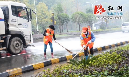 张家界：“城市清洁日” 杨光荣、许显辉带头为街道换新颜