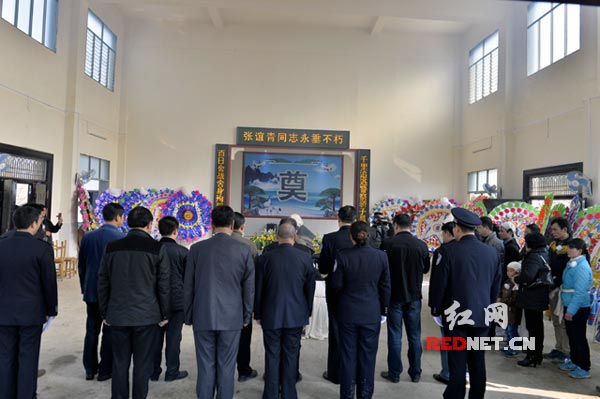 2月15日上午，湖南省江永县委、县政府在江永殡仪馆隆重举行因公牺牲民警张谊清同志追悼会。