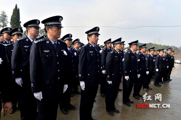 江永县各单位代表、县公安局和森林公安局党委全体成员和除值班以外的公安民警、辅警及武警、消防官兵以及各界群众数千人前来送别因公牺牲的英雄。
