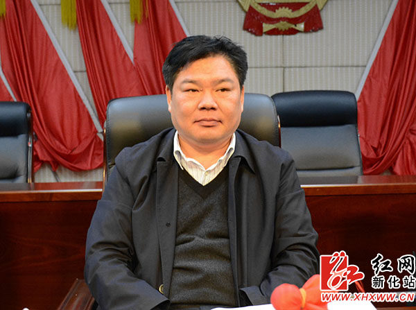 新化县委副书记邓敏炉宣读关于2014年度全县反腐倡廉建设检查考核结果