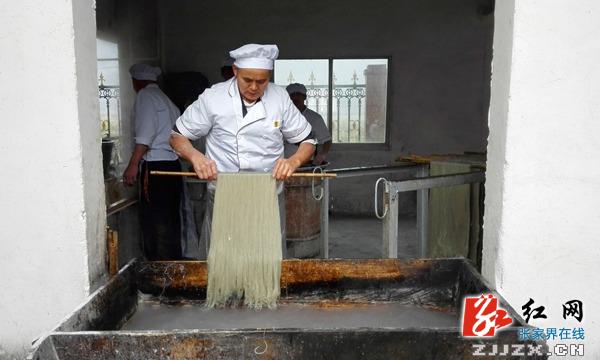 备战春节黄金周：武陵源旅游餐饮店采购“山货”忙